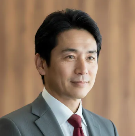 制作会社に丸投げしており修正費用が重なっている中堅企業